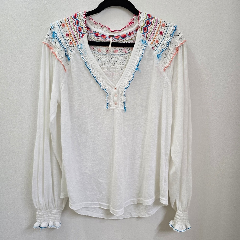 Free People‎ White Crochet Lace Embroidered Boho V-Neck Top Small Smocked Cuff